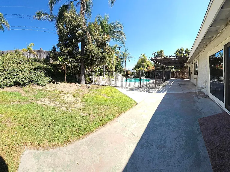 2272 Toluca Dr — Photo 41