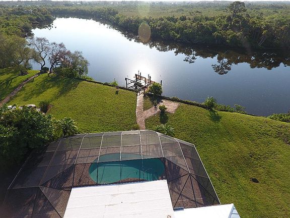 4th image of 651 SE Hidden River Dr