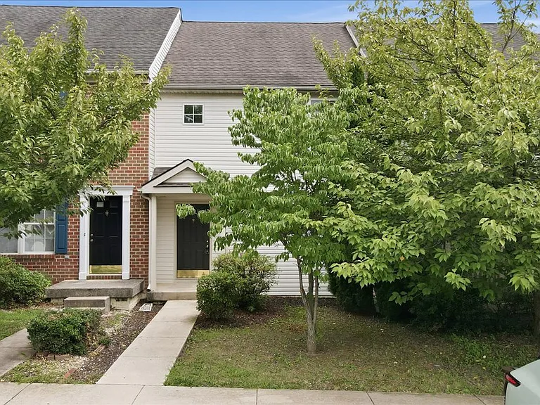 32 Mabel Ln — Photo 1