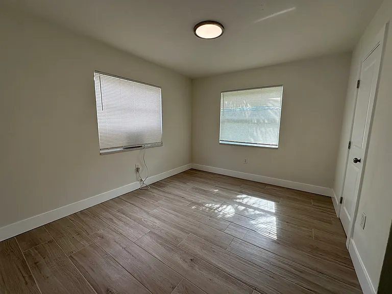 1048 Avenue E #1 — Photo 10