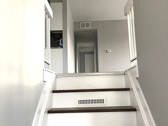 3rd image of 1319 Kingsbury Dr Unit 1