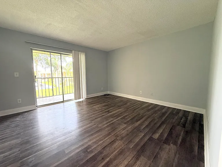 1722 Meadows Cir #W — Photo 8
