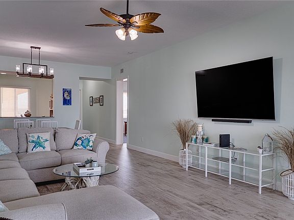 3rd image of 33 Harbour Isle Dr #Penthouse 05