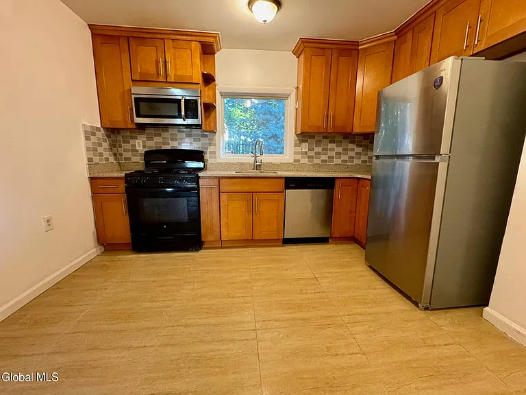 495 Morris St — Photo 2