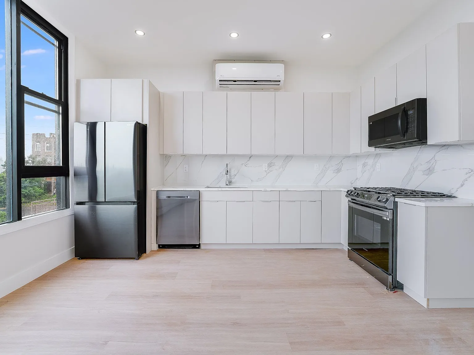 3 bed, 1300 sqft, $4,500 — Photo 4
