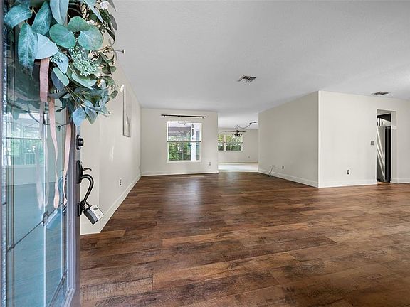 5th image of 1870 SE 38th St