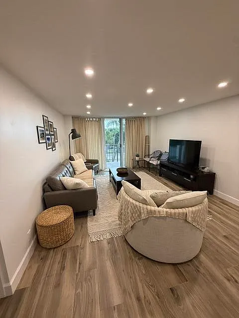 2 bed, 2.0 bath, 1120 sqft, $4,500 — Photo 4