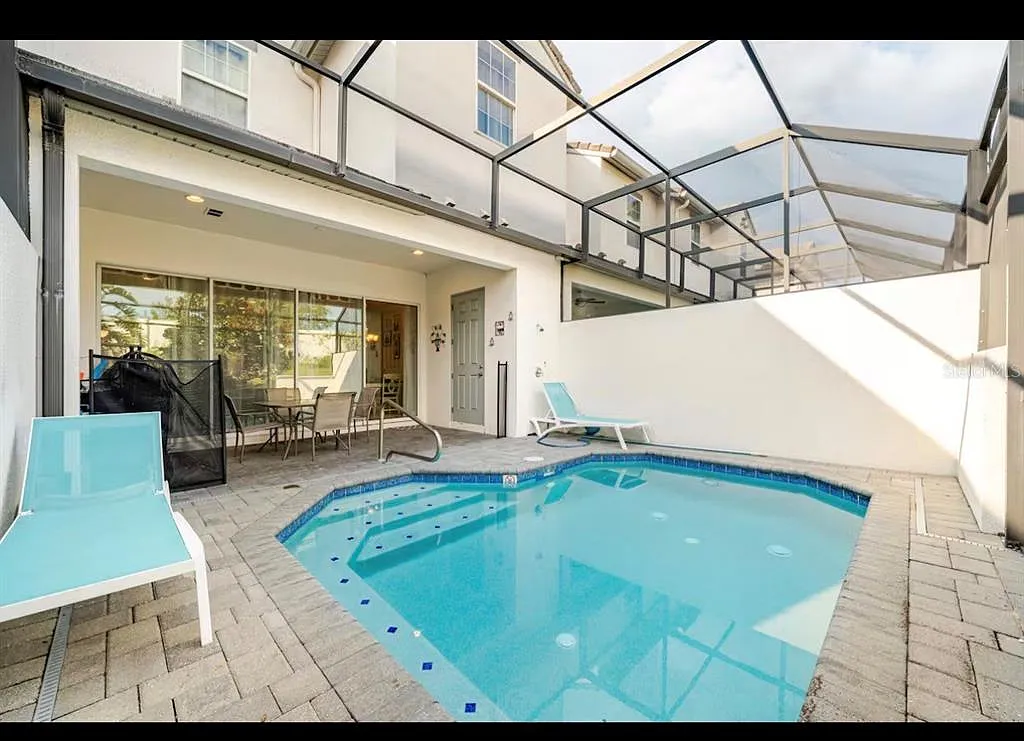 4 bed, 3.0 bath, 1960 sqft, $2,800 — Photo 2