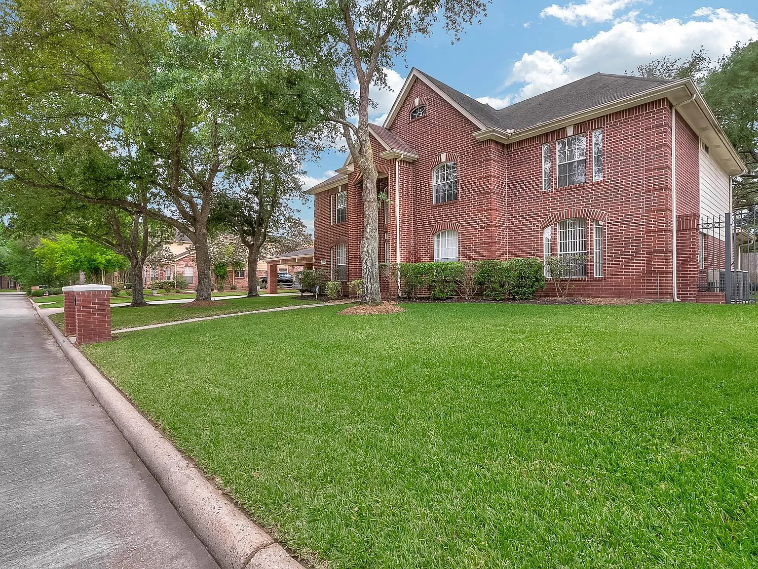 5 bed, 3.5 bath, 3550 sqft, $2,950 — Photo 2
