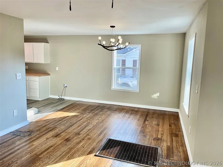 910 Hargrove St — Photo 4