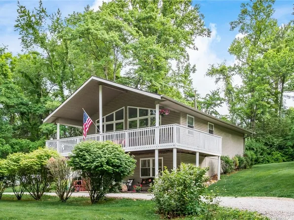 7945 Lakeview Dr, Nashport, OH 43830