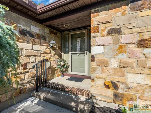 13 Betsy Ross Dr, Monroe Township, NJ 08831
