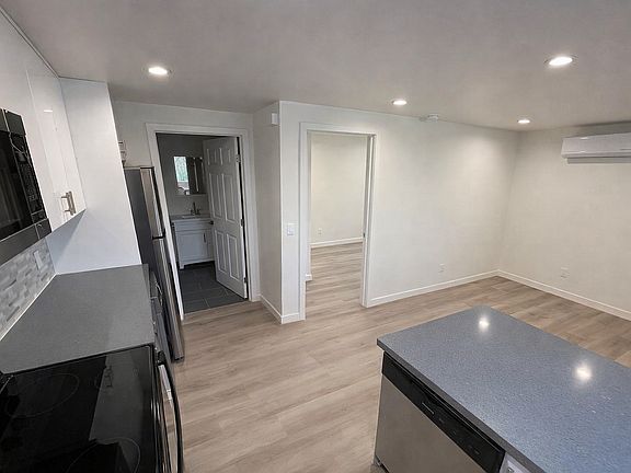 4th image of 23513 Victory Blvd