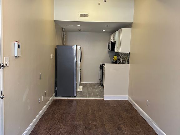 Livingroom to Kitchen