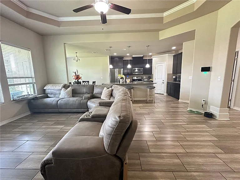 1016 Santa Catalina St — Photo 5