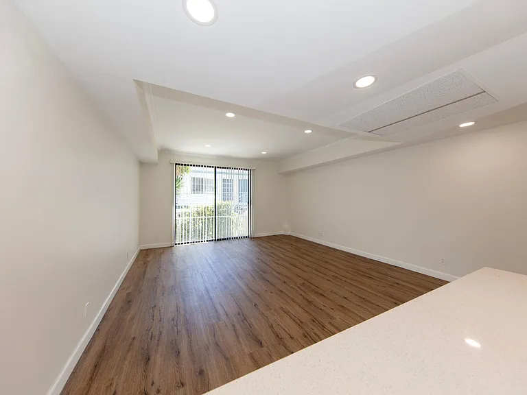 1524 Granville Ave #102 — Photo 4
