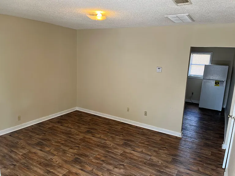 320 Fraser Cir #2 — Photo 1