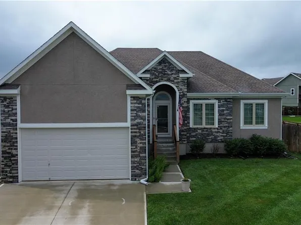1115 SW 8th St, Oak Grove, MO 64075