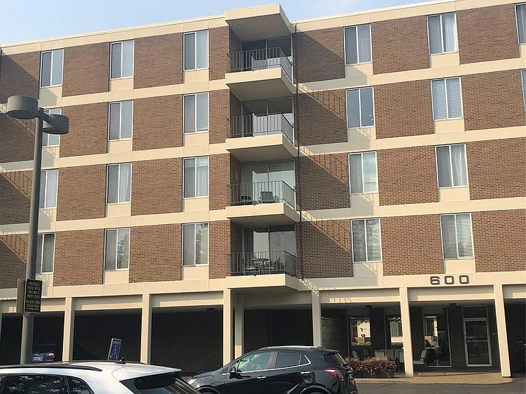 600 W Brown St #309 — Photo 1