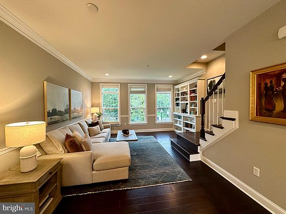 3rd image of 4343 N Pershing Dr
