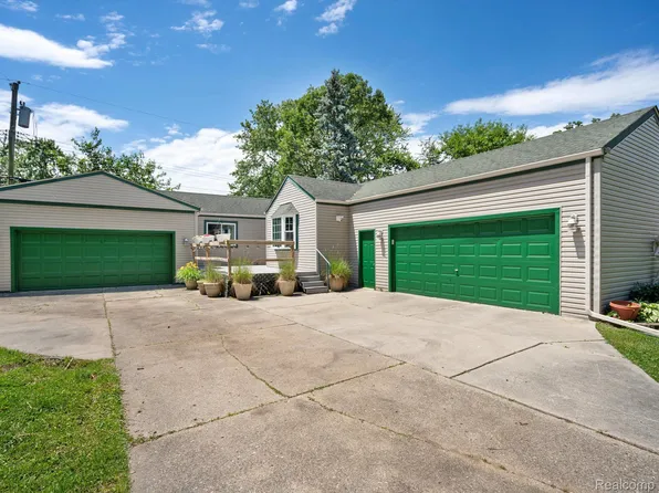 22624 Euclid St, Saint Clair Shores, MI 48082
