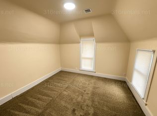 120 W 10th St, Newton, KS 67114