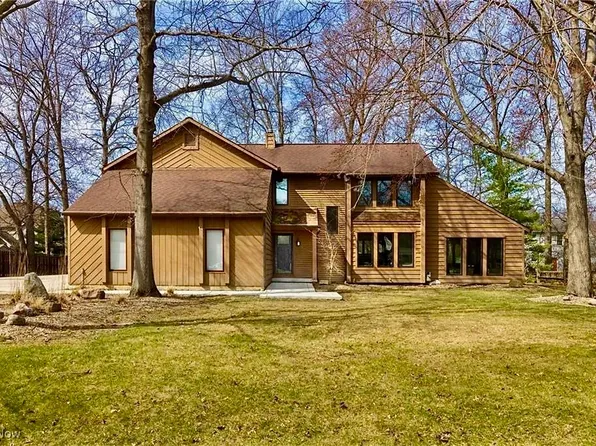 396 Greenbriar Dr, Avon Lake, OH 44012