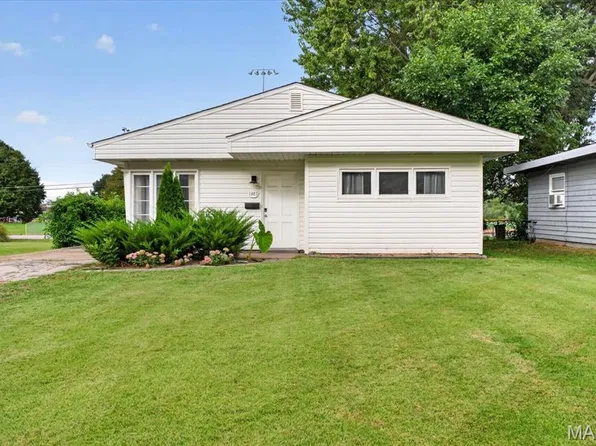 1365 Saint Jean St, Florissant, MO 63031