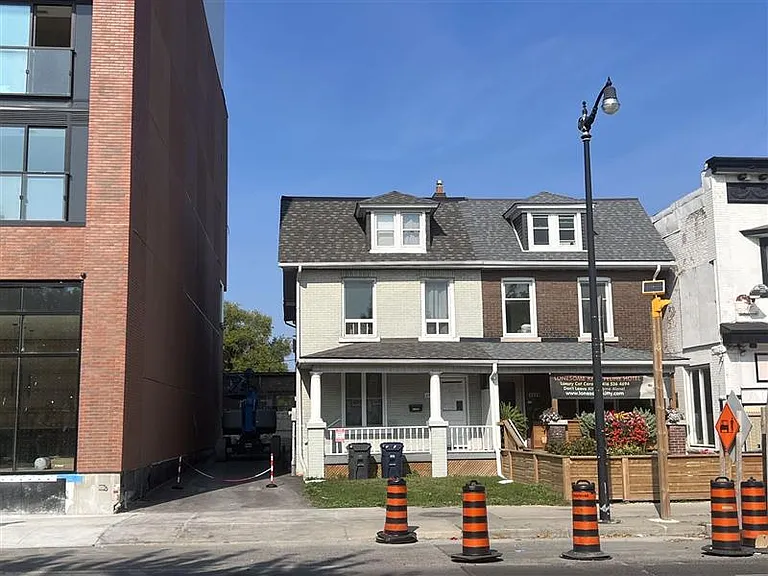 Dundas St W — Photo 4