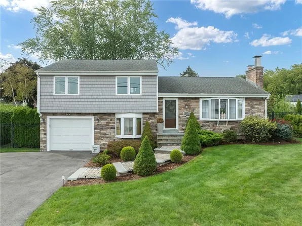 89 Plymouth Rd, East Providence, RI 02914