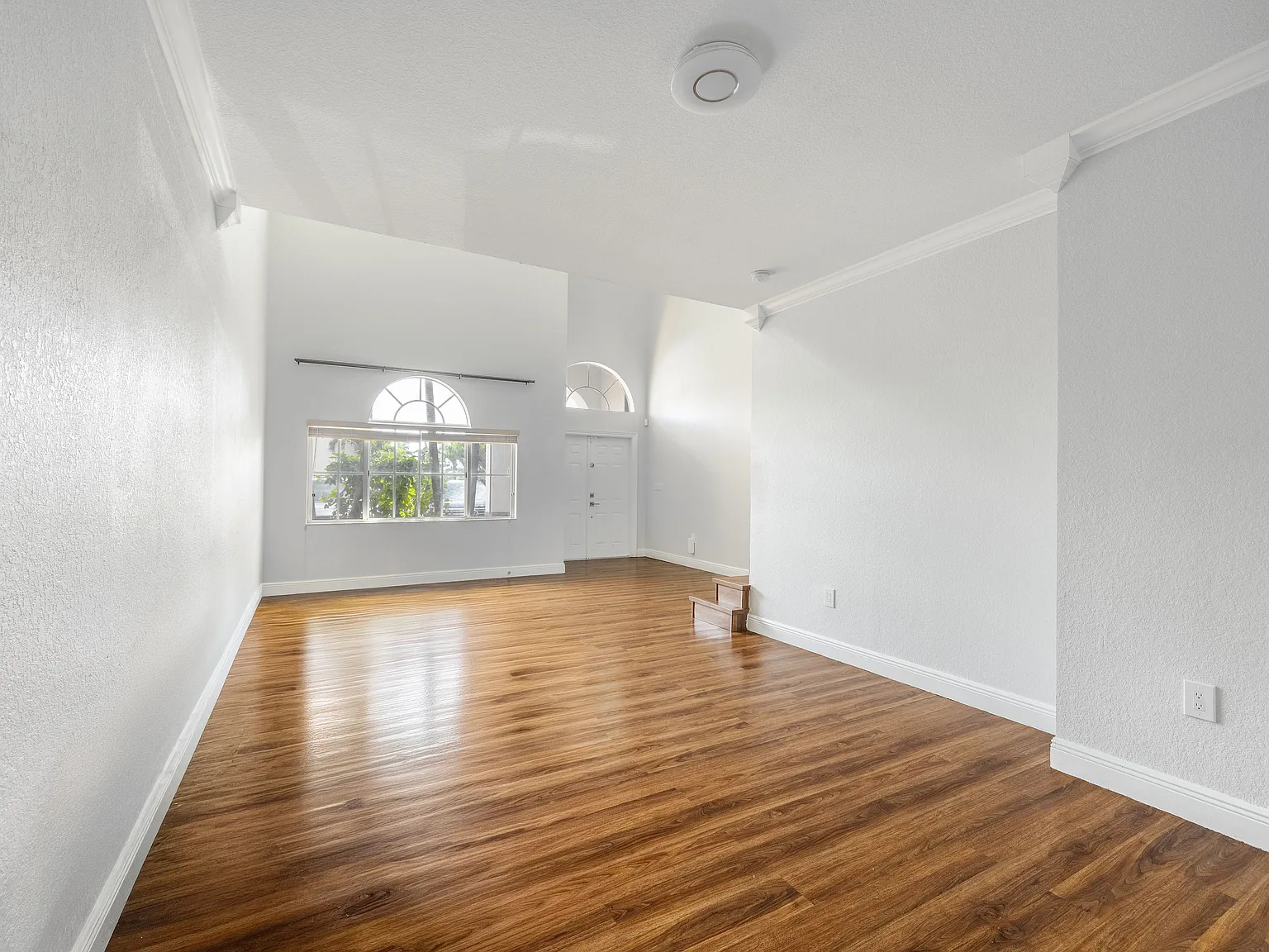 5 bed, 2624 sqft, $5,000 — Photo 2