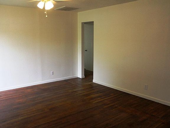 LIVING ROOM DOOR TO HALLWAY