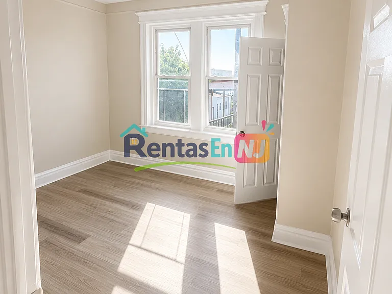 88 Pulaski St #14B — Photo 3