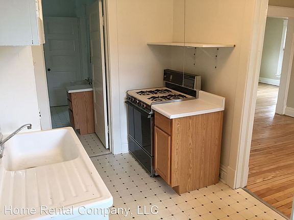3rd image of 1626 Wealthy St SE