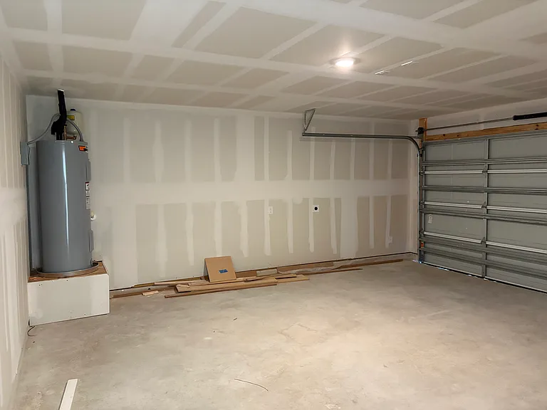 2- Gar garage.