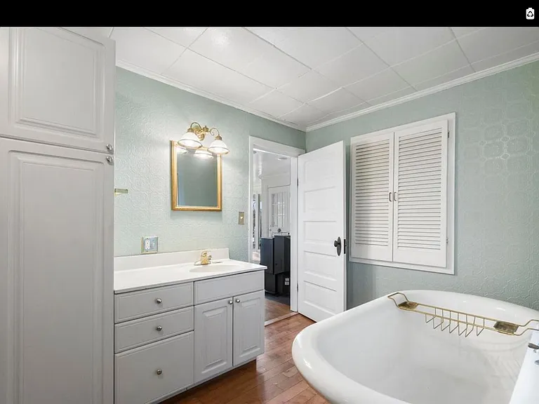 Main level bath