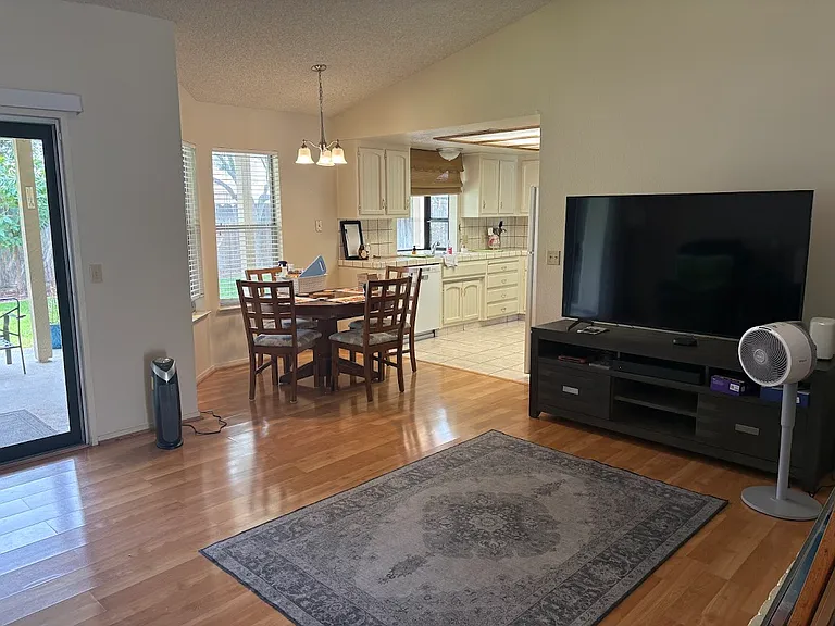 4062 Glendale Ct — Photo 4