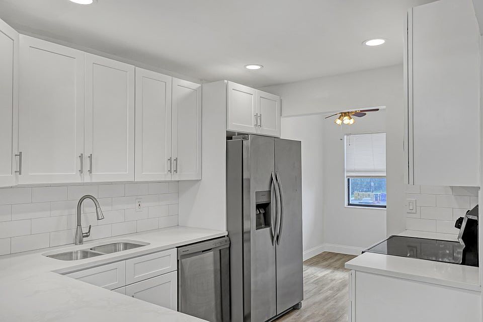 1st image of 5985 Forest Hill Blvd