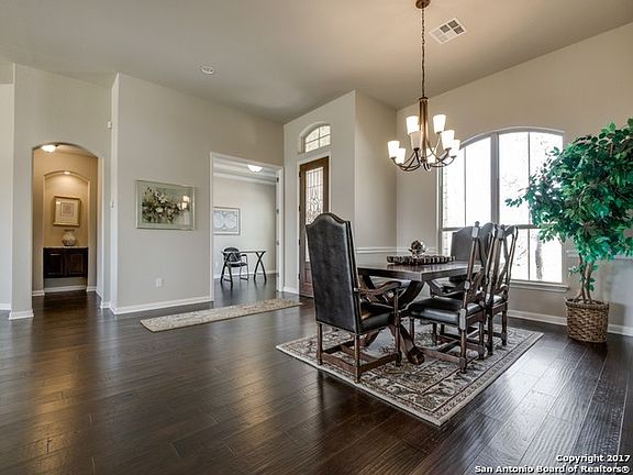 5th image of 792 Cambridge Dr
