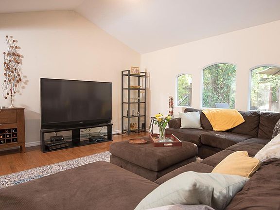 2nd image of 2747 Saint Giles Ln