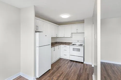 1760 Main St W Photo 1