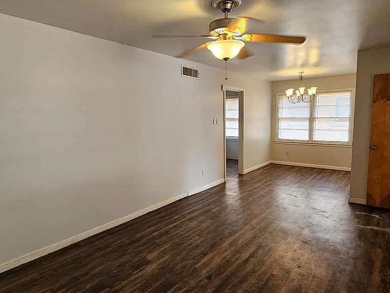 4803 43rd St — Photo 3