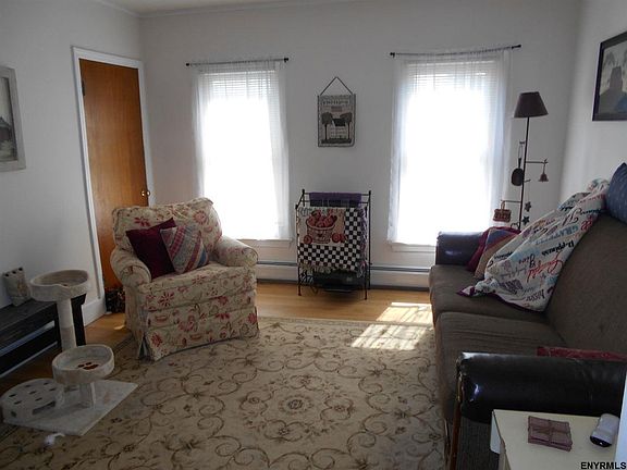 3rd image of 52 East St
