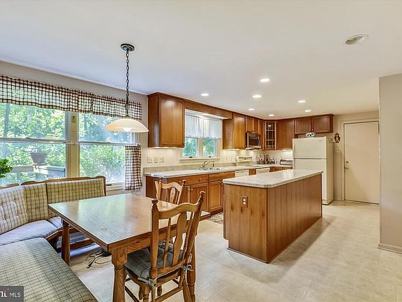 4th image of 104 Cottonwood Ct