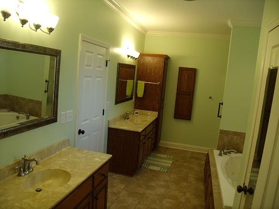 5th image of 32 Northdale Dr