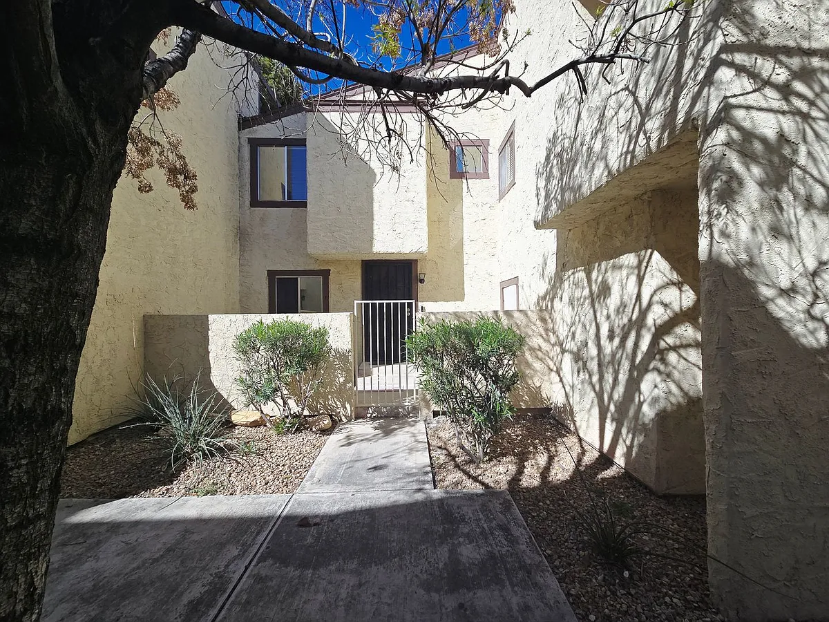 Building Photo - 5045 Spencer St #B
