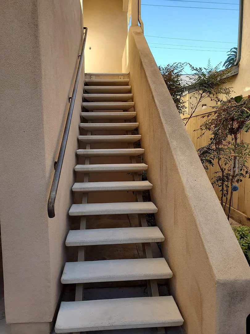 2 story condo with private balcony & roof deck - blocks from the Beach — Photo 2