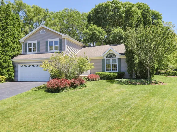 1018 Holly Cir, Lake Zurich, IL 60047