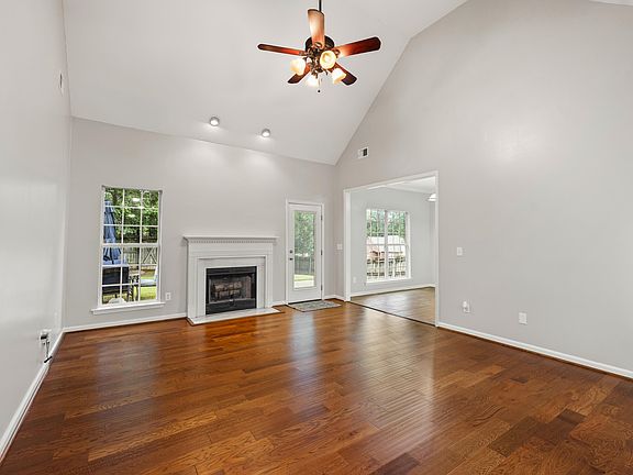 3rd image of 304 Bedford Cir