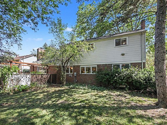 3rd image of 1289 King George Blvd